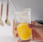 Taza de vidrio rayada con tapa y sorbete 380ml