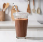 Taza de vidrio rayada con tapa y sorbete 380ml